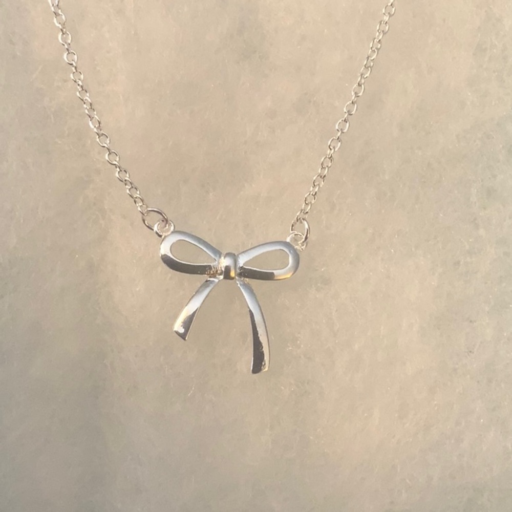 Elegant sterling Silver Bow Necklace